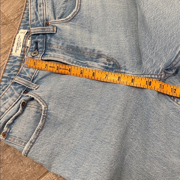 Abercrombie & Fitch The 90’s Relaxed High Rise  Light Blue Women's Jeans 27/4 - Picture 3 of 5